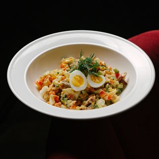 Салат Олів’є з копченим лососем та бататом