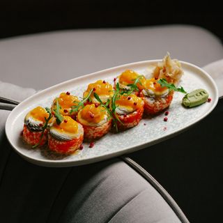 Рол з креветкою, мусом із сиру Філадельфія та манго-сальсою