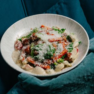 Салат з хрумким курчам, бататом фрі та роменом