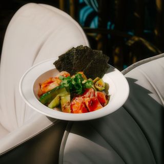 Поке з кунжутною креветкою та лососем