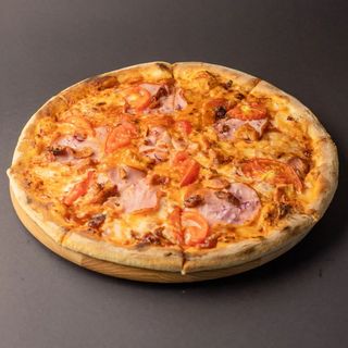 Піца з шинкою та куркою