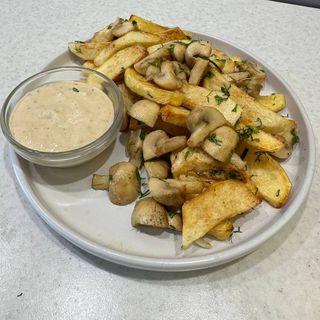 Картопля по-селянськи з печерицями+соус цезар (390/50г)