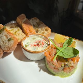 Тартар з лосося на подушці з авокадо (150г/100г)