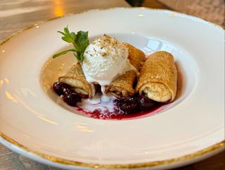 Млинці з солодким сиром та вишнею (240г/50г)