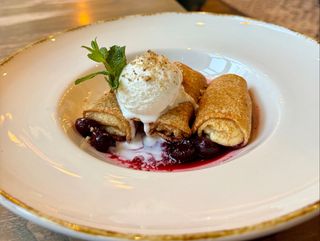 Млинці з солодким сиром та вишнею (240г/50г)