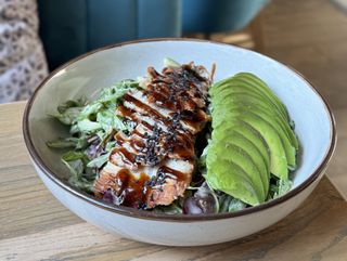 Зелений салат з вугрем та авокадо (300г)