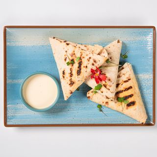 Лаваш з сиром та томатами