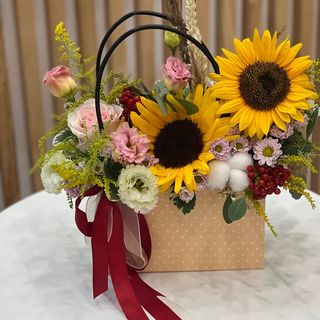 Квіткова композиція в крафтовій сумочці "Поцілунок сонечка"