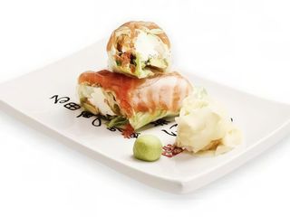 №212 Спрінг рол з лососем (115g)