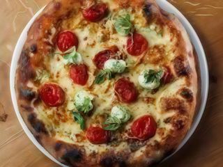 Піца з крем песто та печеними томатами