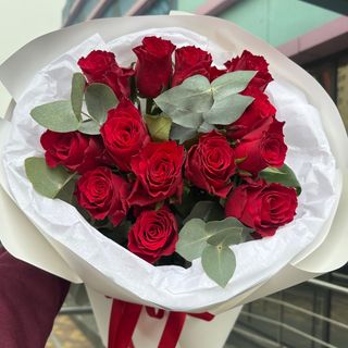 Букет квітів «13 Евер ред з евкаліптом»