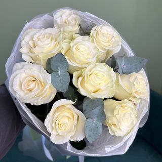 Букет з 9 троянд Мондіаль з евкаліптом