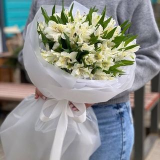 Букет із 9 білих альстромерій