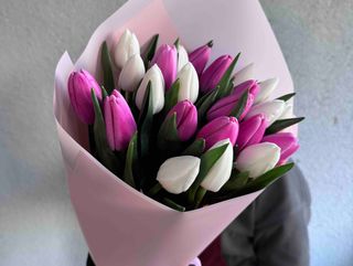Букет із 25 білих та рожевих тюльпанів