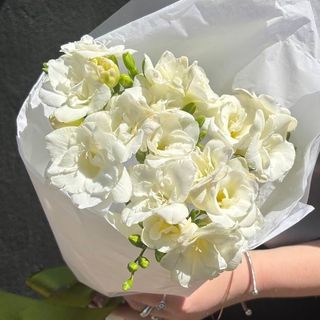 Букет із 7 білих фрезій