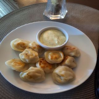 Обсмажені пельмені під сметано-часниковим соусом