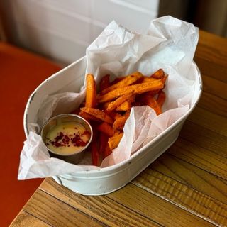 Батат фрі з сирним соусом (160гр)