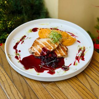 Філе індички sous vide з пюре батату та журавлиним соусом (370гр)