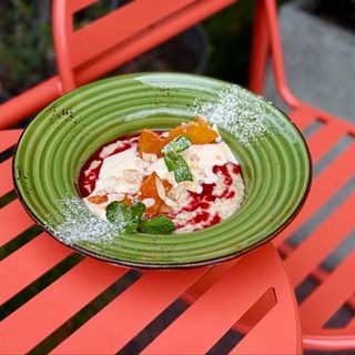 Вівсяна каша з сезонними фруктами (310гр)