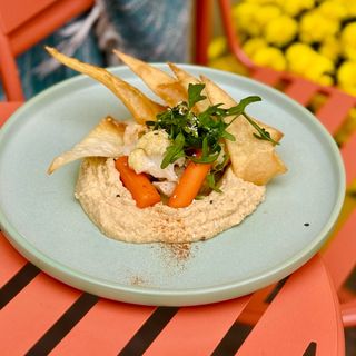 Хумус з теплими овочами та чіпсами з тортильї (270гр)