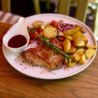 Стейк зі свинини з овочами гриль (370гр)