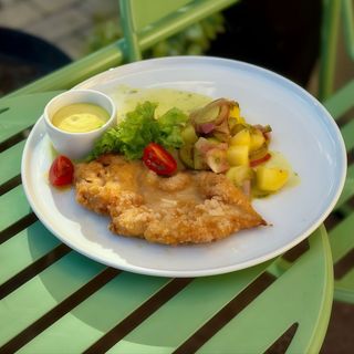 Шніцель з картопляним салатом, міксом салату та солодким гірчичним соусом (460гр)