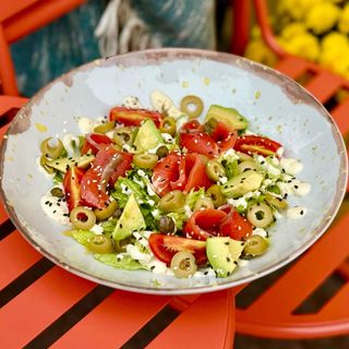 Салат з слабосоленим лососем (270гр)