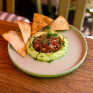 Гуакамоле з томатною сальсою та чіпсами з тортильї (250гр)