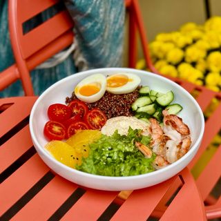 Боул з креветкою, кіноа, свіжими томатами та огірком, дольки апельсину та вершково-цитрусовий соус (410гр)