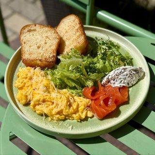 Скрембл з лососем/креветкою та авокадо (300гр) 