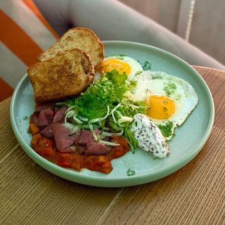Сніданок з ростбіфом sous vide, баклажановим соте, смаженими яйцями, міксом зелені, подаємо з теплою бріош та вершково-злаковою намазкою (310гр)