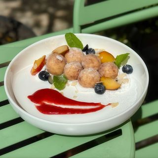 Хрусткі сирники з кремом пломбір, сезонними ягодами та фруктами, мигдалевими пелюстками (320гр)