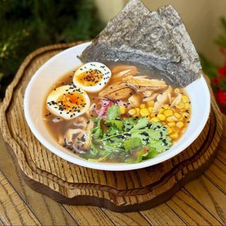 Рамен з куркою, грибами шиїтаки, солодкою кукурудзою, м'яким яйцем та маринованою цибулею (630гр)