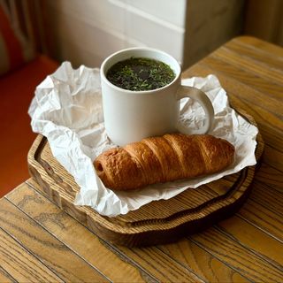 Чашка м'ясного бульйону з перепелиним яйцем, зеленню та слойкою з сосискою (440гр)