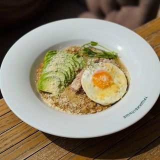 Вівсяна каша з тунцем, авокадо, смаженим яйцем та сиром пармезан (430гр)