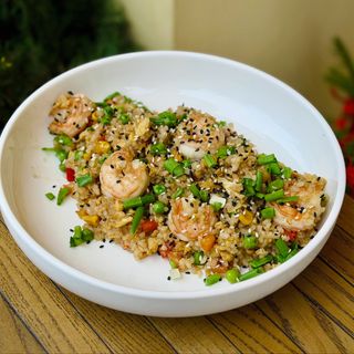 Смажений рис з креветкою, солодким перцем та кукурудзою (330гр)