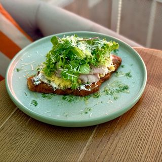 Круасан з індичкою sous vide та скремблом, злаковою пастою та міксом салату (300гр)