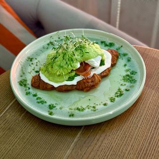 Круасан з яйцем пашот, слабосоленою сьомгою/креветкою, фреш кремом та еспумою з авокадо (310гр)