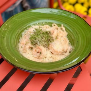 Паста з креветками, в'яленими томатами, зеленою цибулею та вершковим соусом том ям (330гр)