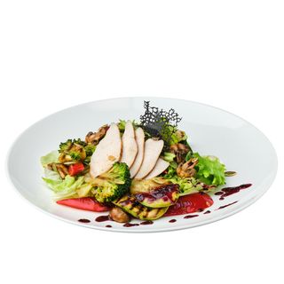 Теплий салат з овочами гриль та куркою