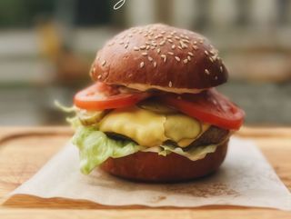 Бургер з котлетою з яловичини (300г)