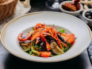 Теплий салат з телятиною (260г)