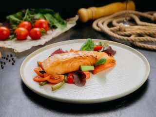 Запечений лосось з овочами (280г)