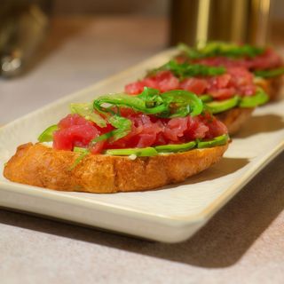 Брускети з тунцем і авокадо 