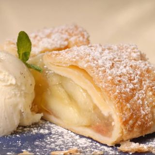 Яблучний штрудель з морозивом 