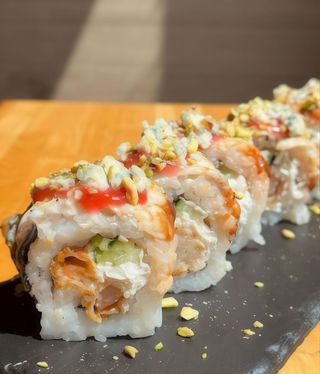 Унагі рол з темпурною креветкою та полуничним кюлі (240г/8шт)