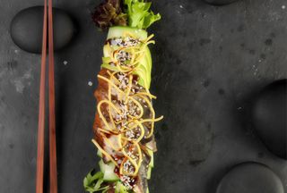 Салат Мікс з вугрем, огірком та авокадо (200г)