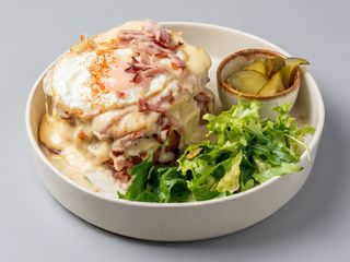 Сендвіч Крок-мадам з шинкою котто, сирним соусом та яєчнею (300гр)