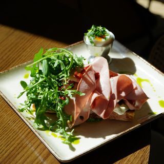 Тост з страчателою, мортаделою та соусом песто(360 гр)