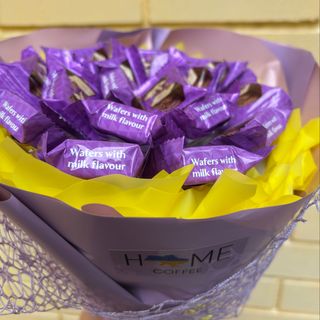 Букет з цукерок жовто-фіолетовий